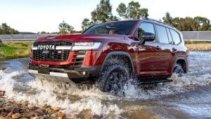 تويوتا لاندكروزر GXR4 2025: فخامة الجلد والترفيه الخلفي تجتمعان