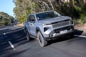 تويوتا هايلكس غمارتين GLX2 2.7 بنزين قير عادي 2024