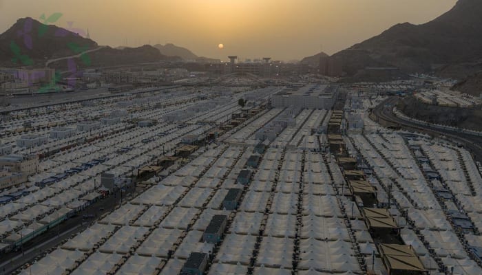 حجاج بيت الله الحرام يتوافدون إلى مشعر منى في يوم التروية