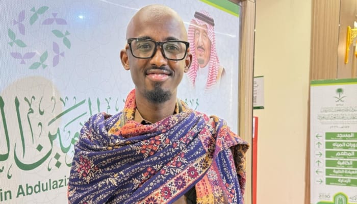 ذرفت الدموع عند رؤية الكعبة