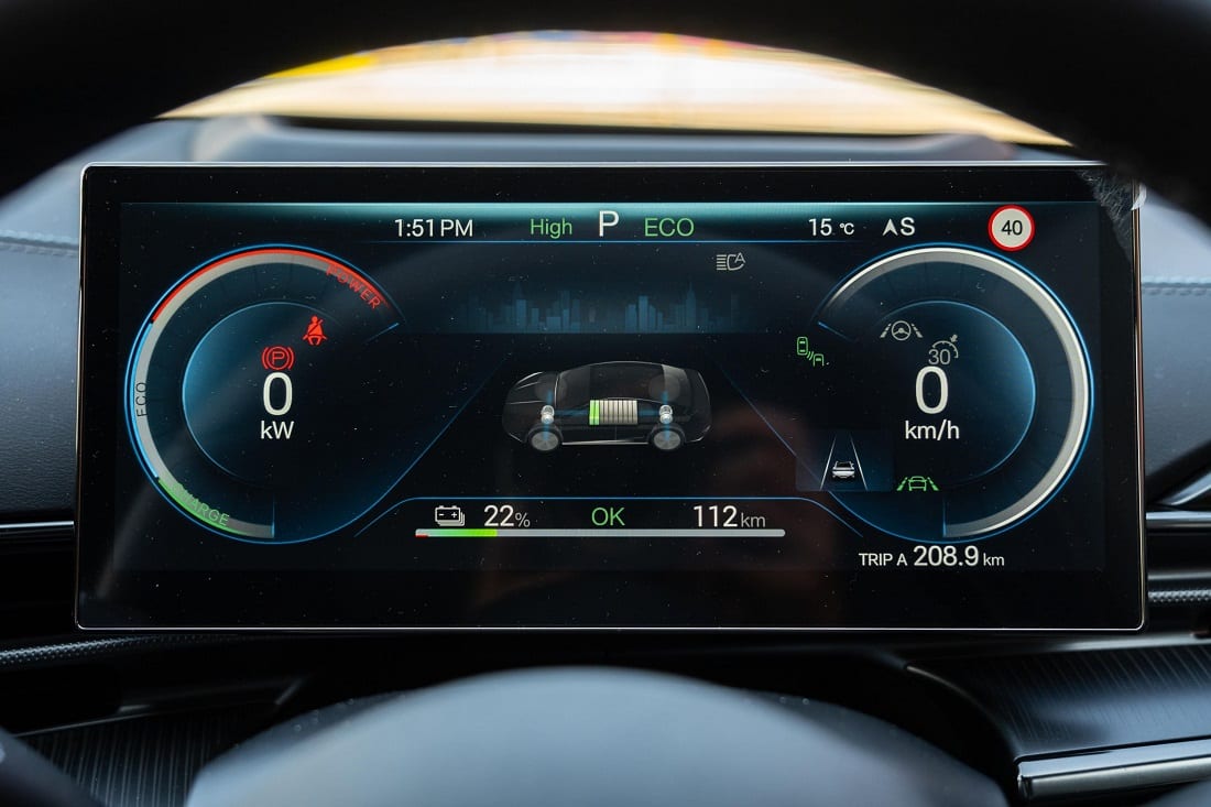 شاشة العدادات المخصصة للسائق في سيارة بي واي دي سيل 7 Premium 2025
