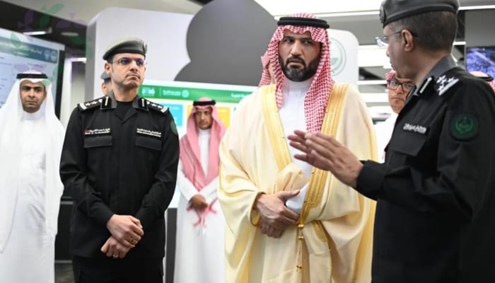 مساعد وزير الداخلية لشؤون التقنية يعزز التحول الرقمي في مركز 911