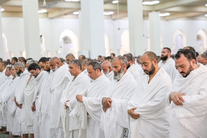 حجاج بيت الله الحرام يؤدون صلاتي الظهر والعصر في مسجد نمرة بمشعر عرفات
