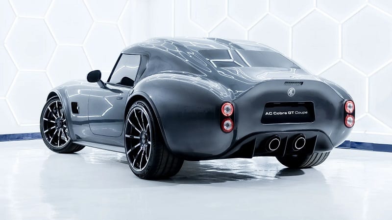 تصميم الجزء الخلفي والجانبين لسيارة 2028 AC Cobra GT