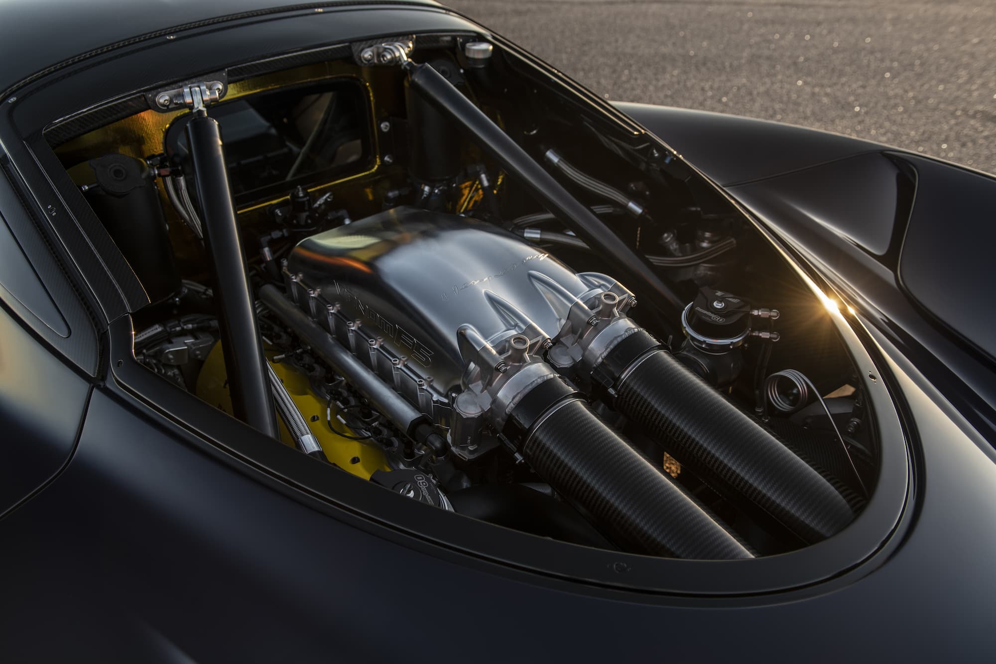 محرك V8 مزدوج التوربو الجبار لسيارة هينيسي فينوم إف 5 بقوة 2031 حصان