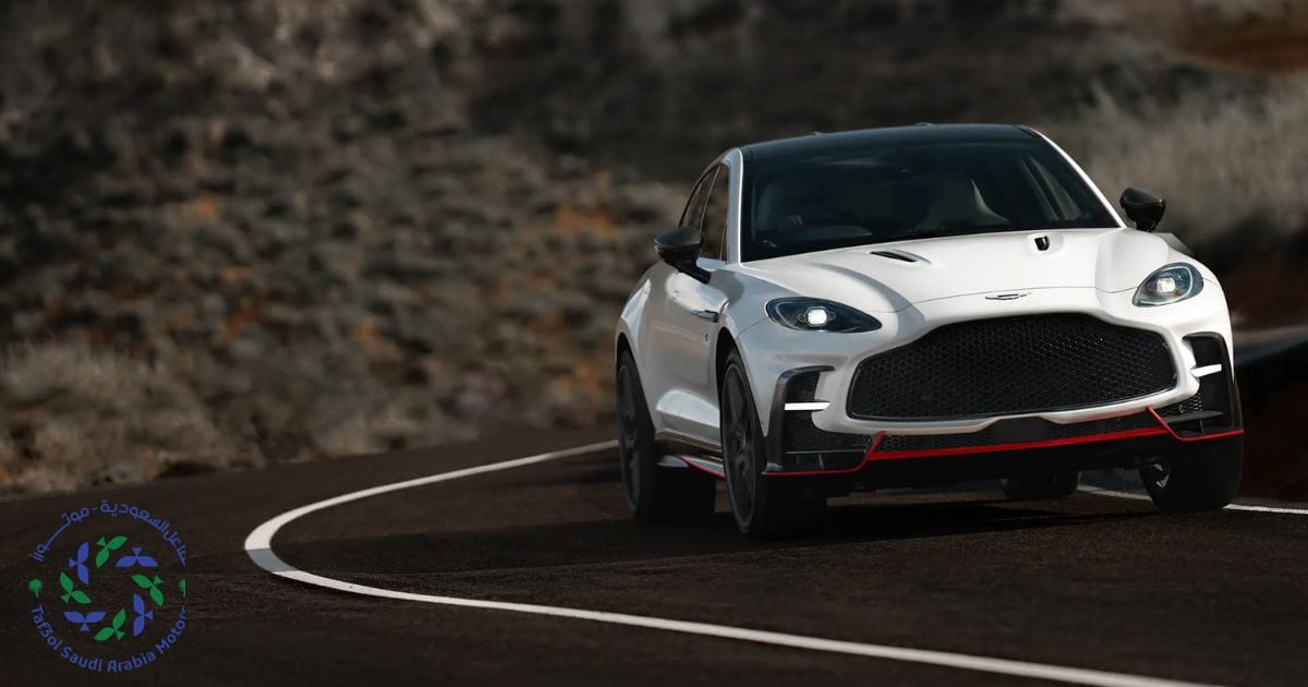 سيارة Aston Martin DBX S وهي تنعطف بثبات بفضل نظام الدفع الرباعي الذكي.