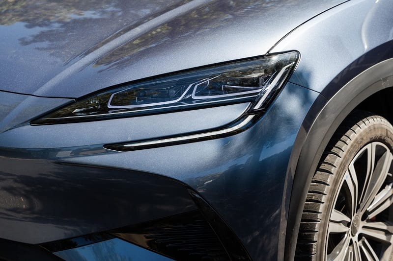 تصميم الإضاءة الأمامية لسيارة بي واي دي سيلايون 7 Performance 2025