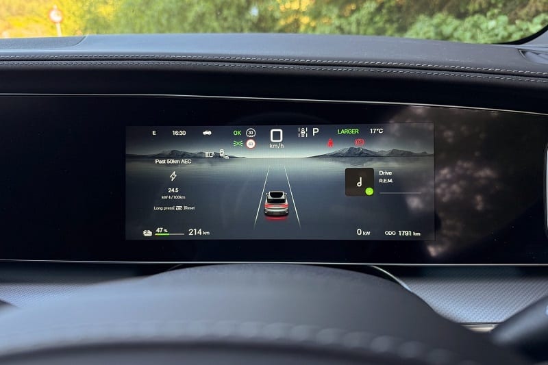 شاشة العدادات الرقمية الواضحة في سيارة بي واي دي سيلايون 7 Performance 2026