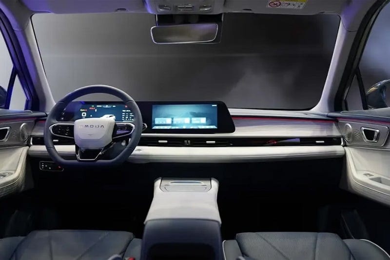 المقصورة الداخلية والشاشات المزدوجة في سيارة أومودا C5 2026
