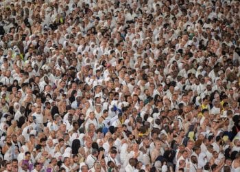 حجاج بيت الله الحرام يؤدون طواف الإفاضة وسط أجواء روحانية وتنظيم متكامل