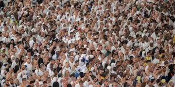 حجاج بيت الله الحرام يؤدون طواف الإفاضة وسط أجواء روحانية وتنظيم متكامل