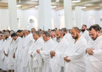 حجاج بيت الله الحرام يؤدون صلاتي الظهر والعصر في مسجد نمرة بمشعر عرفات