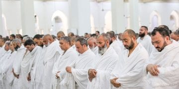 حجاج بيت الله الحرام يؤدون صلاتي الظهر والعصر في مسجد نمرة بمشعر عرفات