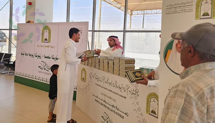 توزيع 374 ألف نسخة من المصاحف للحجاج المغادرين عبر مطار جدة