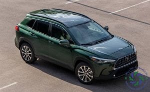 لقطة علوية لسيارة تويوتا كورولا كروس 2025 LTD HEV