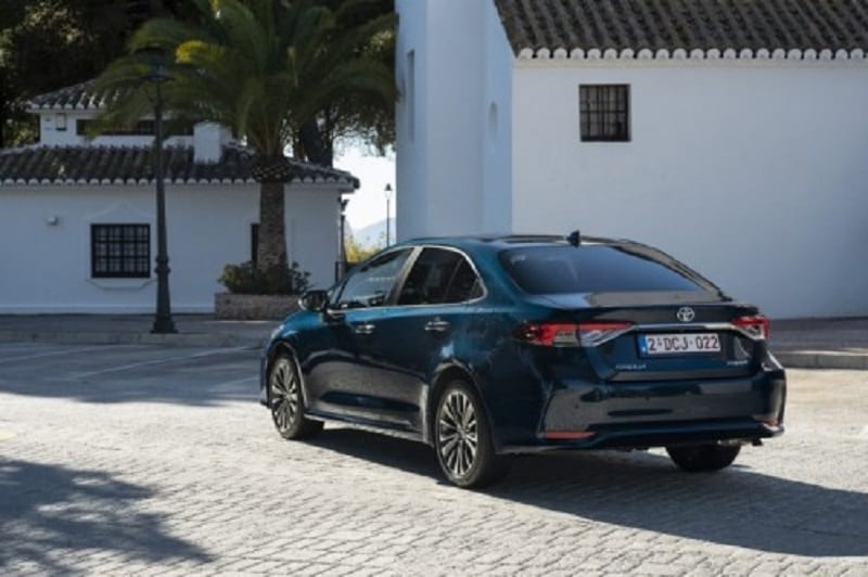 تويوتا كورولا 2.0L GLI MR 2025 في بداية منعطف