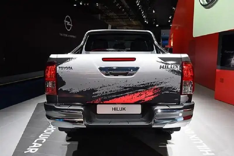 التصميم الخلفي والإضاءة الخلفية في تويوتا هايلكس Adventure 4.0L دفع رباعي 2024