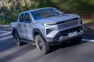 تويوتا هايلكس غمارتين GLX2 2.7 بنزين قير عادي 2024 الأداء على الطريق