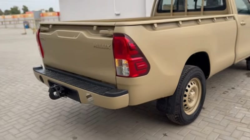 تصميم الخلف والجانب وتصميم الجنوط في تويوتا هايلكس غمارة GLX 4X2 2.7L 2025