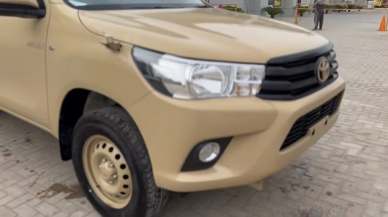 تصميم المصابيح الأمامية في تويوتا هايلكس غمارة GLX 4X4 2.7L 2025