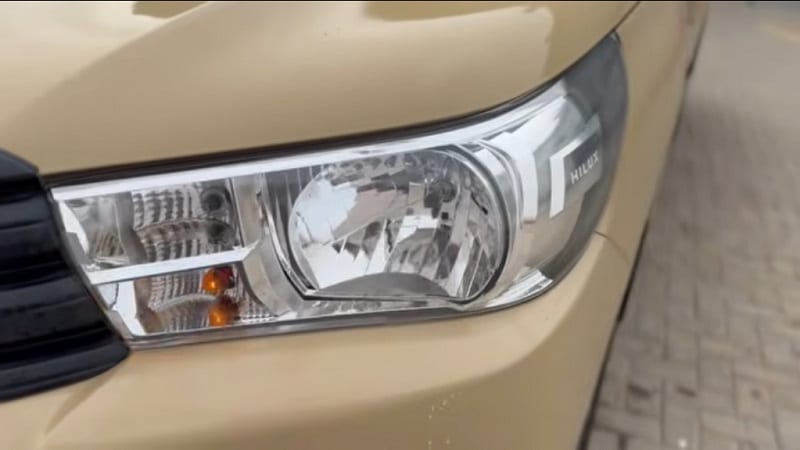 تصميم المصابيح الأمامية في تويوتا هايلكس غمارة GLX 4X2 2.7L 2025