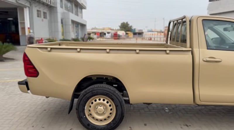 تصميم الجانبين في تويوتا هايلكس غمارة GLX 4X2 2.7L 2025