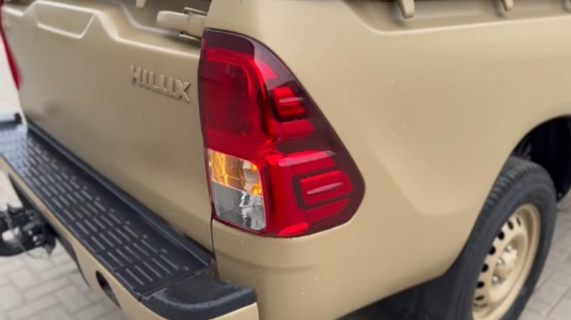 تصميم الجزء الخلفي والإضاءة الخلفية في تويوتا هايلكس غمارة GLX 4X4 2.7L 2025