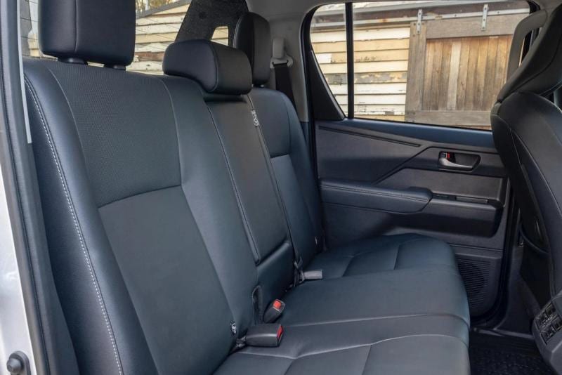 تصميم المقاعد الخلفية المريحة في تويوتا هايلكس غمارتين GLX 4X2 2.7L 2024