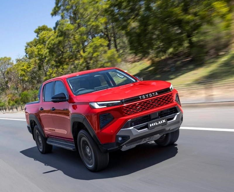 أداء تويوتا هايلكس غمارتين SGLX 4X4 بمحرك 2.7L ونقل يدوي 2024 على الطريق السريع