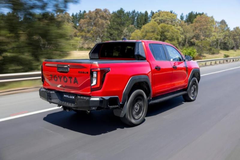 تويوتا هايلكس غمارتين SGLX 4X4 بمحرك 2.7L ونقل يدوي 2024 منطلقة بسرعة