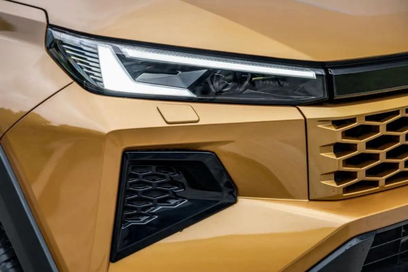 تصميم الإضاءة الأمامية في هايلكس SGLX 4X4