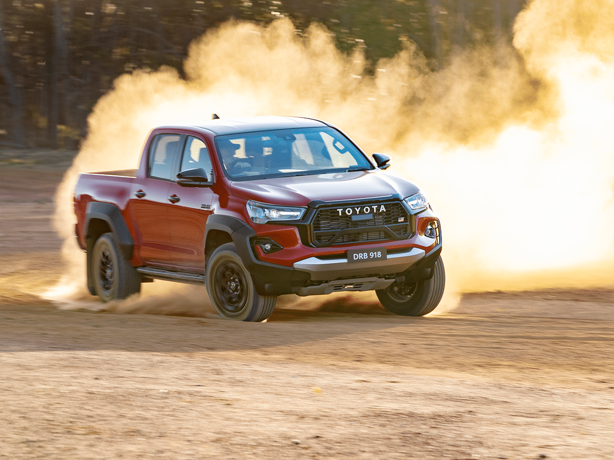 قدرات الطرق الوعرة والصعبة بسيارة تويوتا هايلكس GR-S Rally Edition 4X4 4.0L AT 2024