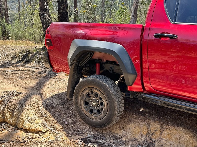 تصميم الجنوط الخلفية وقوس العجلات الخلفي في تويوتا هايلكس GR-S Rally Edition 4X4 4.0L AT 2024