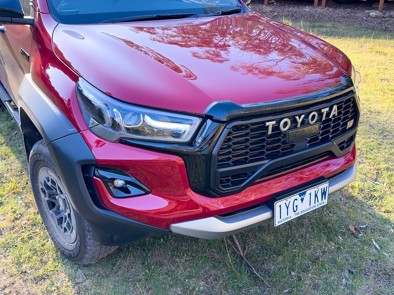 تصميم المقدمة والإضواء الأمامية في تويوتا هايلكس GR-S Rally Edition 4X4 4.0L AT 2024