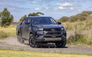 رحلات البر بسيارة تويوتا هايلكس غمارتين SGLX 4X4 بمحرك 2.7L موديل 2025