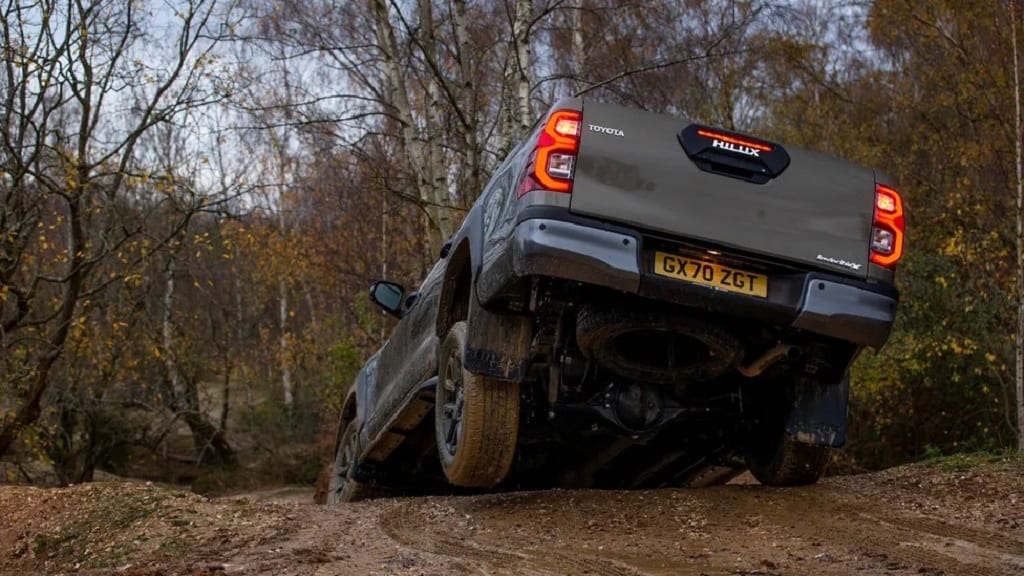 تويوتا هايلكس غمارتين SGLX 4X4 بمحرك 2.7L موديل 2025 تهبط منحدر وعر