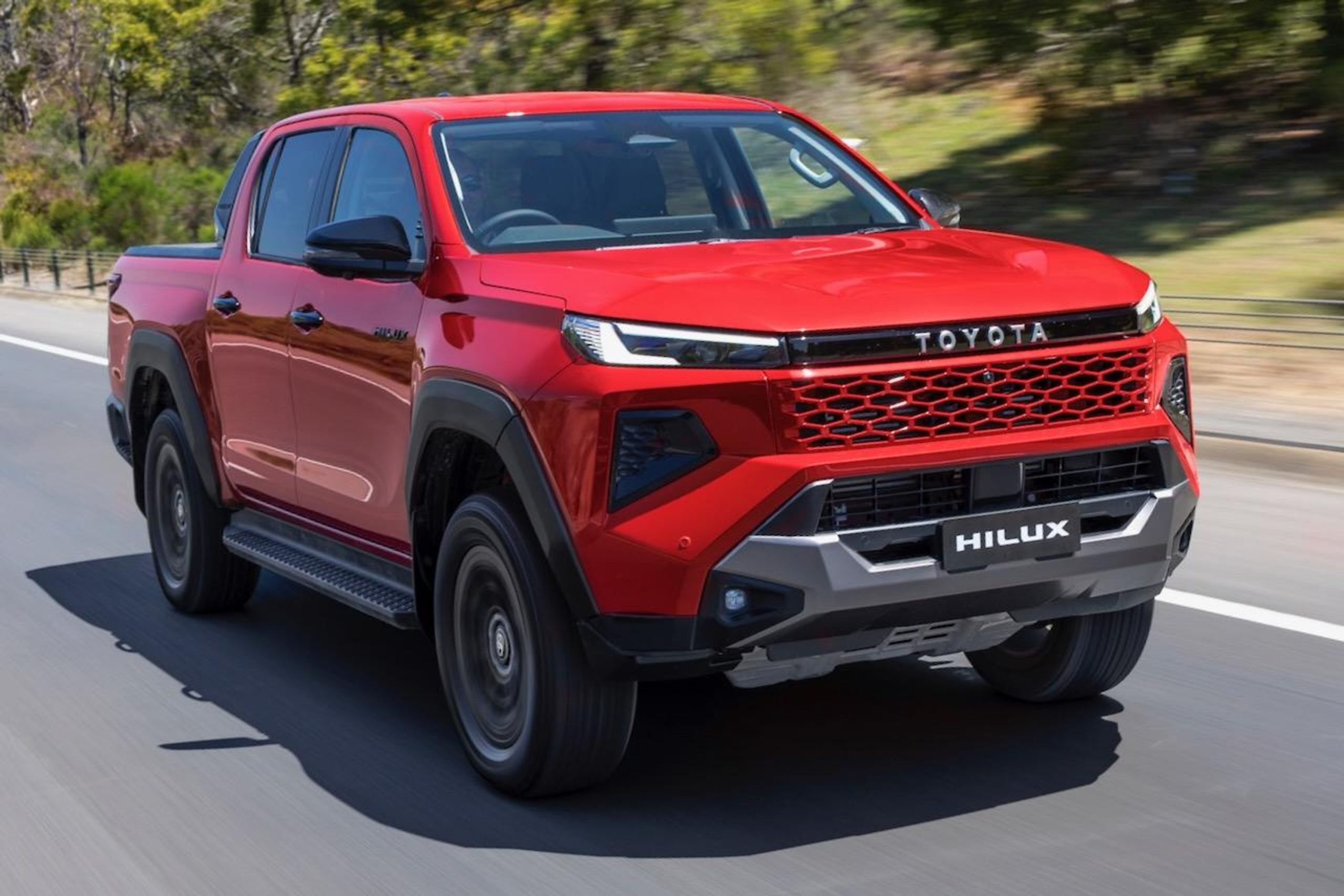 تويوتا هايلكس غمارتين GL 4X2 2.4L ديزل 2025 خطوات حريرية على الطريق السريع