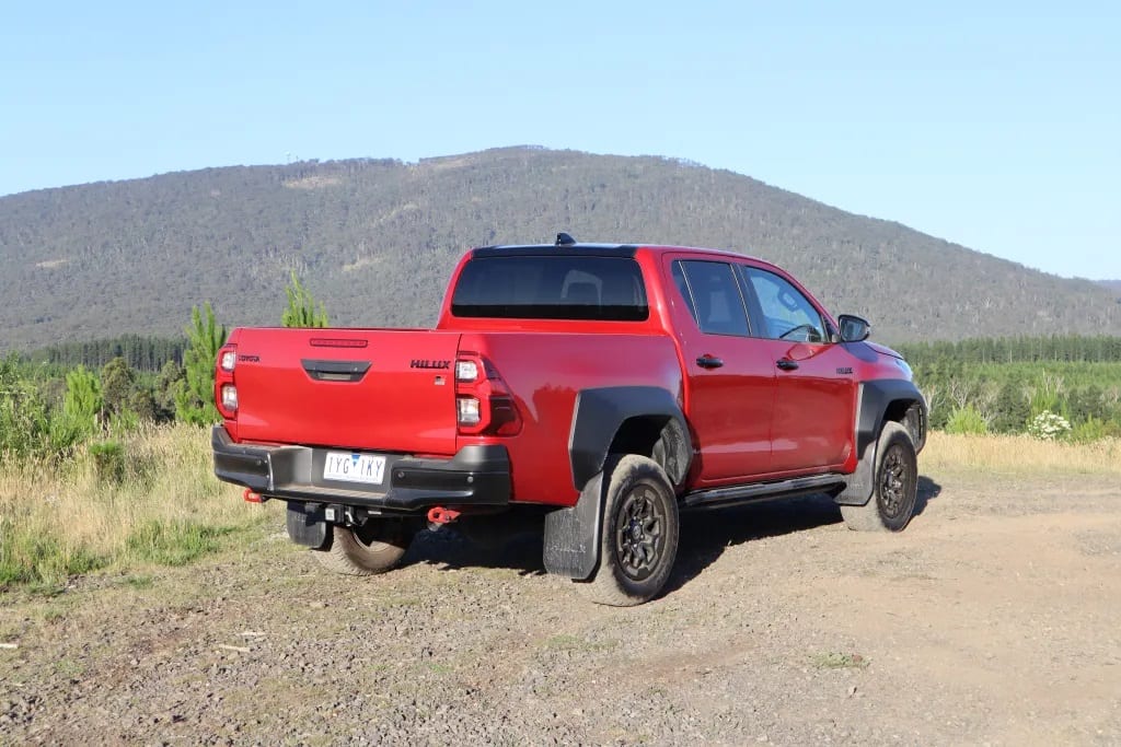 لا يعوق تويوتا هايلكس غمارتين SGLX 4X4 بمحرك 2.7L موديل 2025 اي شئ