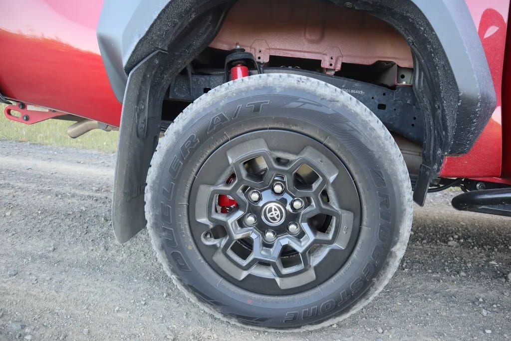تصميم الجنوط القوية في تويوتا هايلكس غمارتين SGLX 4X4 بمحرك 2.7L موديل 2025