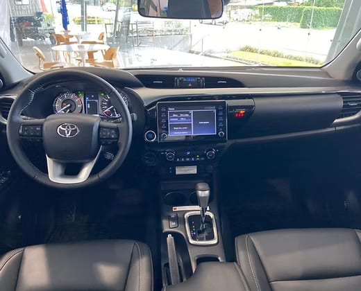 تصميم لوحة القيادة في تويوتا هايلكس غمارتين SGLX 4X4 بمحرك 2.7L موديل 2025