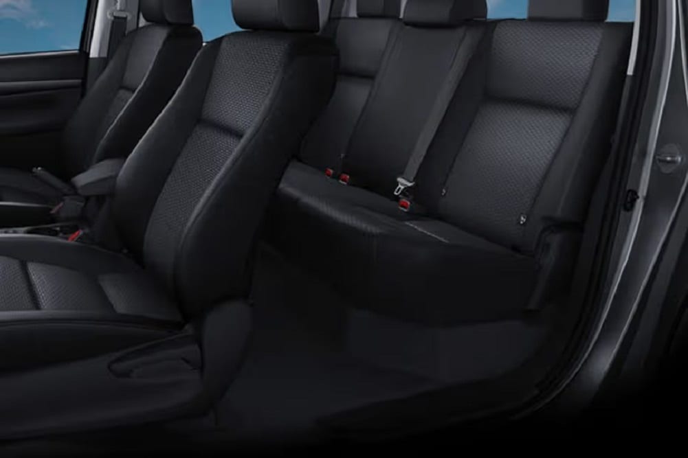 تصميم المقاعد الأمامية والخلفية في تويوتا هايلكس غمارتين GLX2 4X2 2.7L 2025
