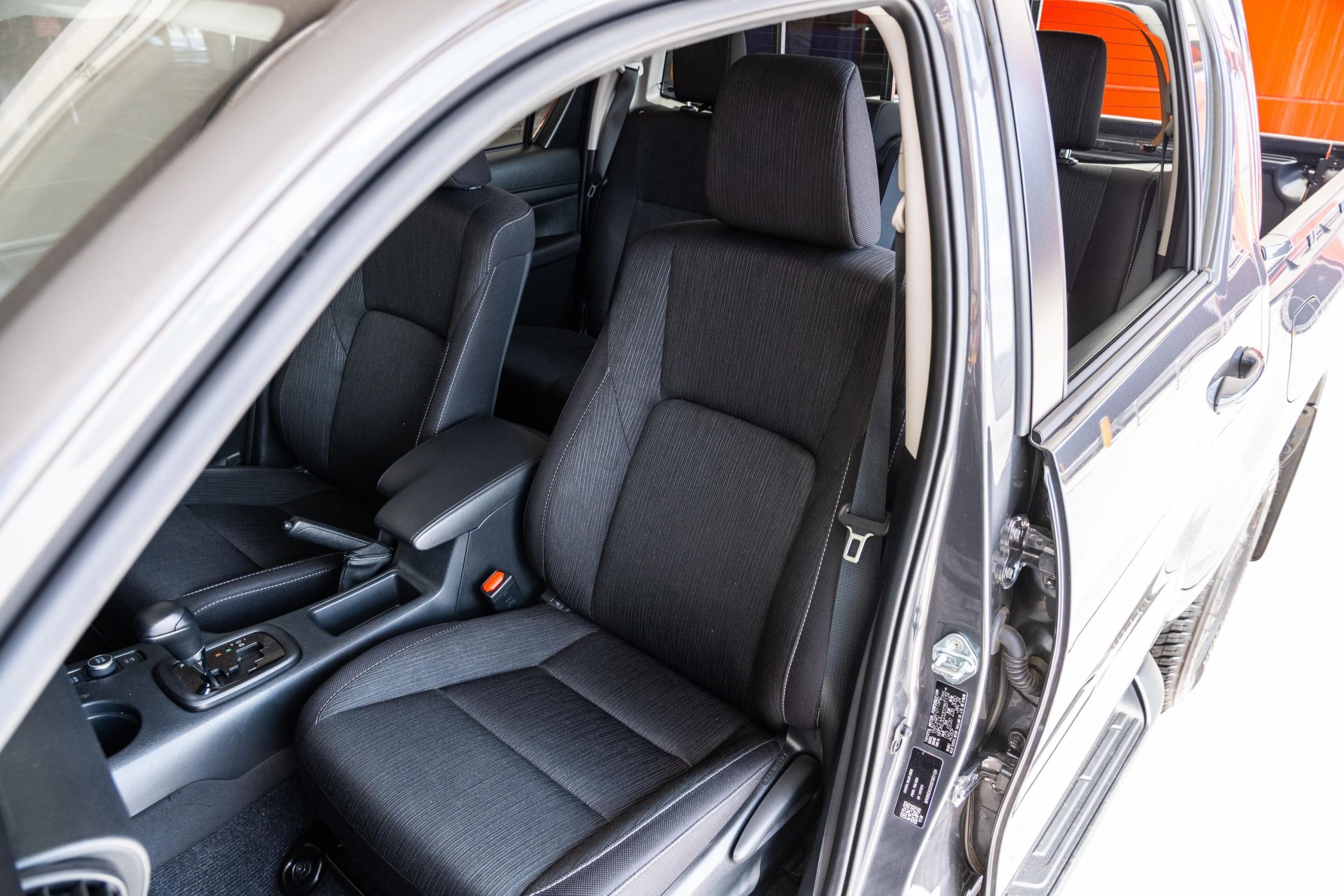 المقاعد الأمامية المريحة في تويوتا هايلكس غمارتين SGLX 2.7L 4X4 MT 2026
