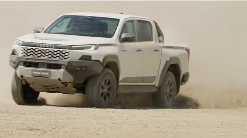 تويوتا هايلكس غمارة GLX 4X4 2.4L DSL 2025