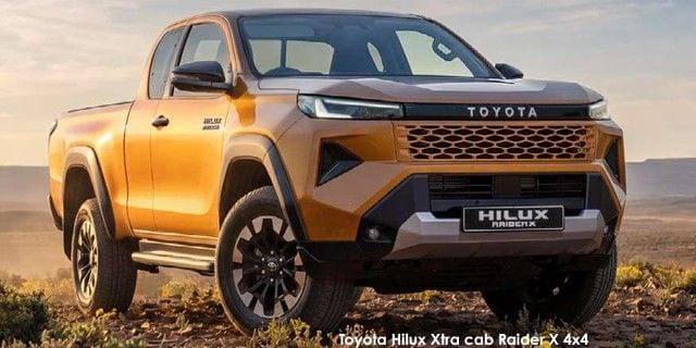 تويوتا هايلكس غمارة GLX 4X4 2.4L DSL 2025 تثير الرمال حولها