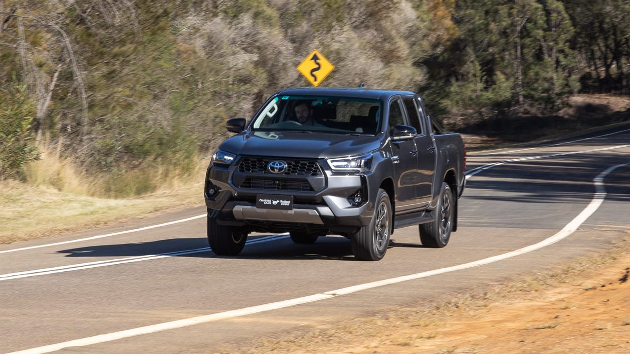 تويوتا هايلكس غمارة GLX 4X2 2.7L 2025 على الطريق