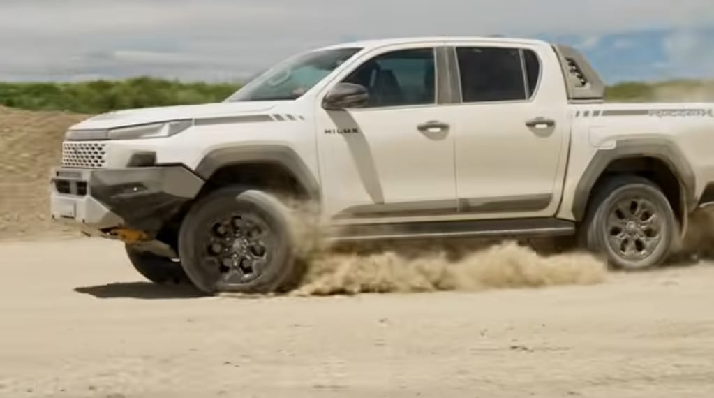 أداء قوي في البر لسيارة تويوتا هايلكس 2026 كابينة مفردة GLX 2.7 لتر بنزين 4×4 ناقل يدوي