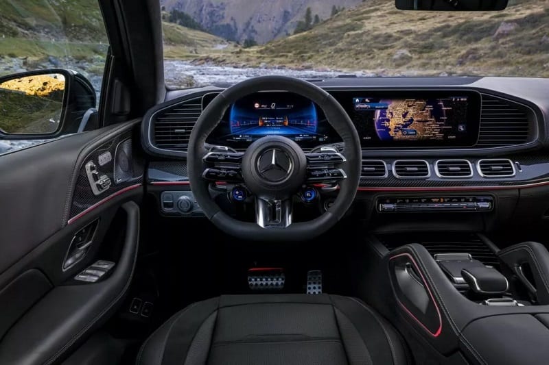 الشاشات ولوحة القيادة الفاخرة والتقنيات المتطورة في مرسيدس جي ال اي 53 AMG هايبرد.