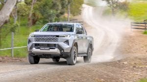 تويوتا هايلكس غمارتين GL2 موديل 2026 بمحرك ديزل 2.4 لتر ونظام الدفع الرباعي والناقل اليدوي تتألق على الطرق الوعرة
