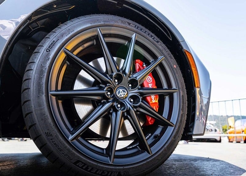 تصميم الجنوط ومكابح Brembo الرياضية الحمراء في حزمة أداء تويوتا GR86 2027