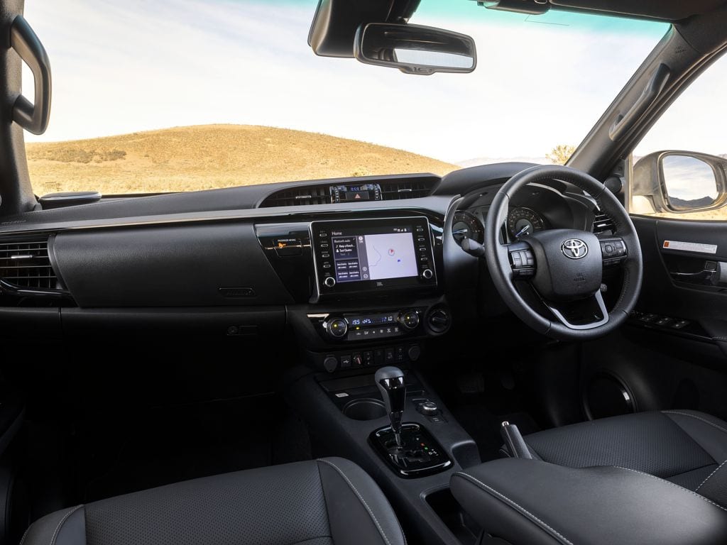 الرؤية الأمامية من مقصورة تويوتا هايلكس SGLX غمارتين 2.4L ديزل 2024